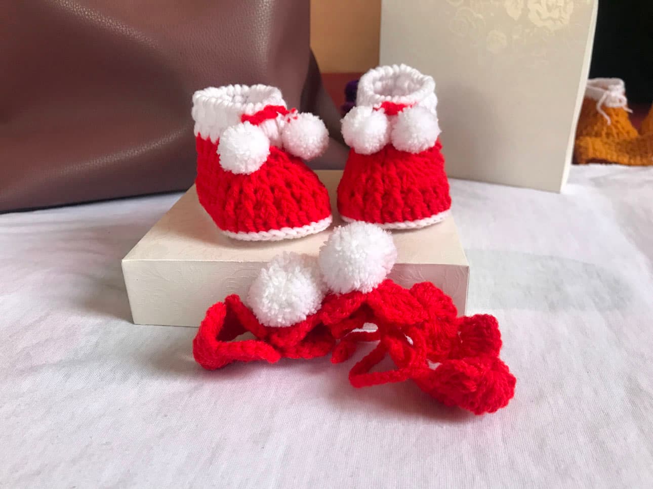 Christmas crochet shoes for babies (red and white)