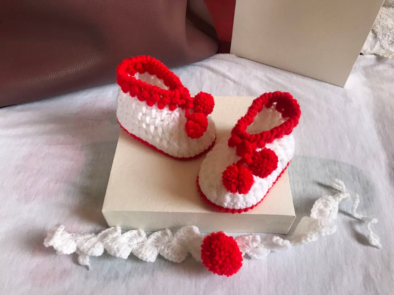 Christmas crochet shoes for babies (white and red)