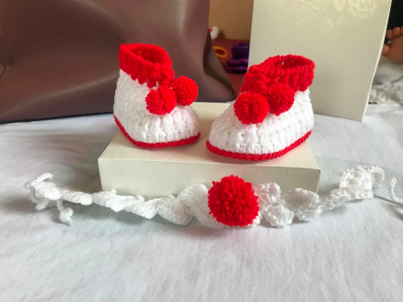 Christmas crochet shoes for babies (white and red)