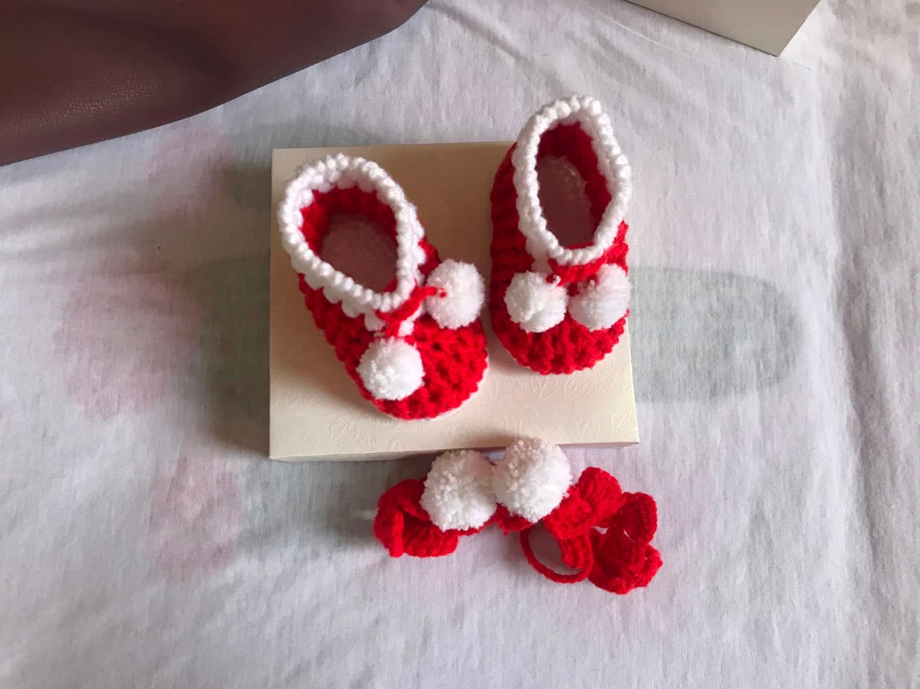 Christmas crochet shoes for babies (red and white)