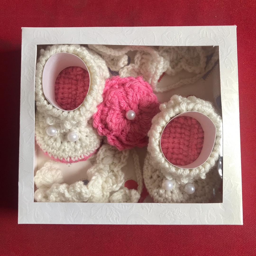 Crochet baby shoes with headband